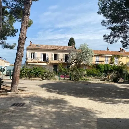 De Charme, 50m De La Des Salins Apartment *