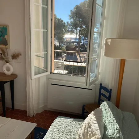 De Charme, 50m De La Des Salins Apartment